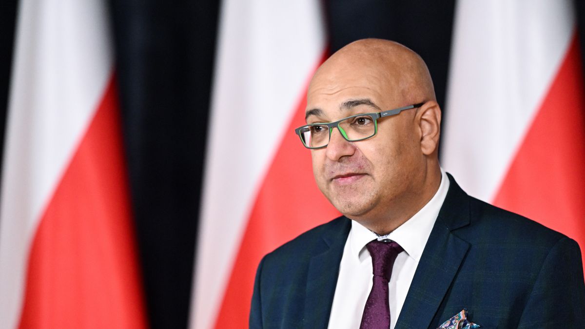 Warszawa, 29.11.2023. Minister infrastruktury Alvin Gajadhur na konferencji prasowej w siedzibie resortu w Warszawie, 29 bm. Minister spotkał się z przedstawicielami branży transportowej. (mr) PAP/Radek Pietruszka