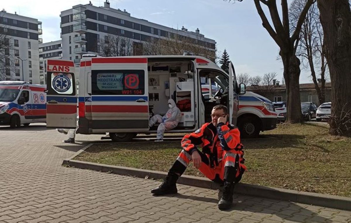 Ratownicy medyczni po transporcie chorego z podejrzeniem koronawirusa