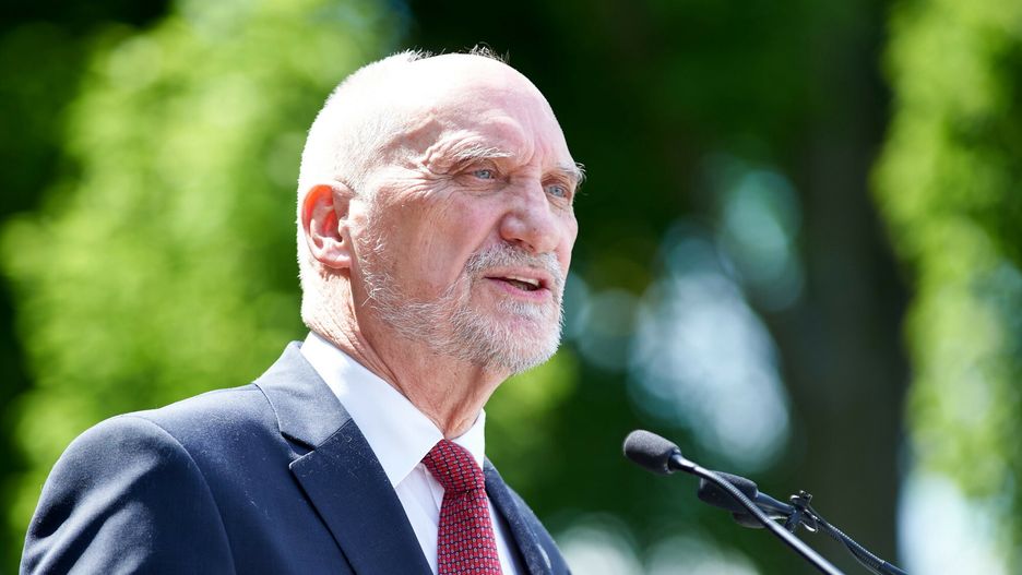 Manifestacja przed TK. Antoni Macierewicz o nieprzekraczanej granicy 