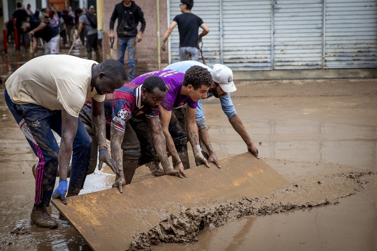 Potężna burza uderzyła w Hiszpanię. W Barcelonie ostrzegano przed wchodzeniem z domów. Loty są opóźnione