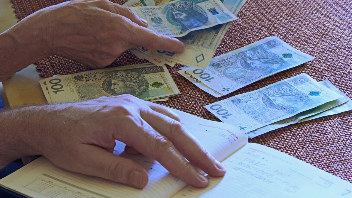 Stock Marek Bazak
Fot. Zofia i Marek Bazak/East News, 
N/z liczenie domowego budzetu - problemy finansowe w roku 2023, zapisywanie stalych wydatkow miesiecznych.
ZOFIA BAZAK