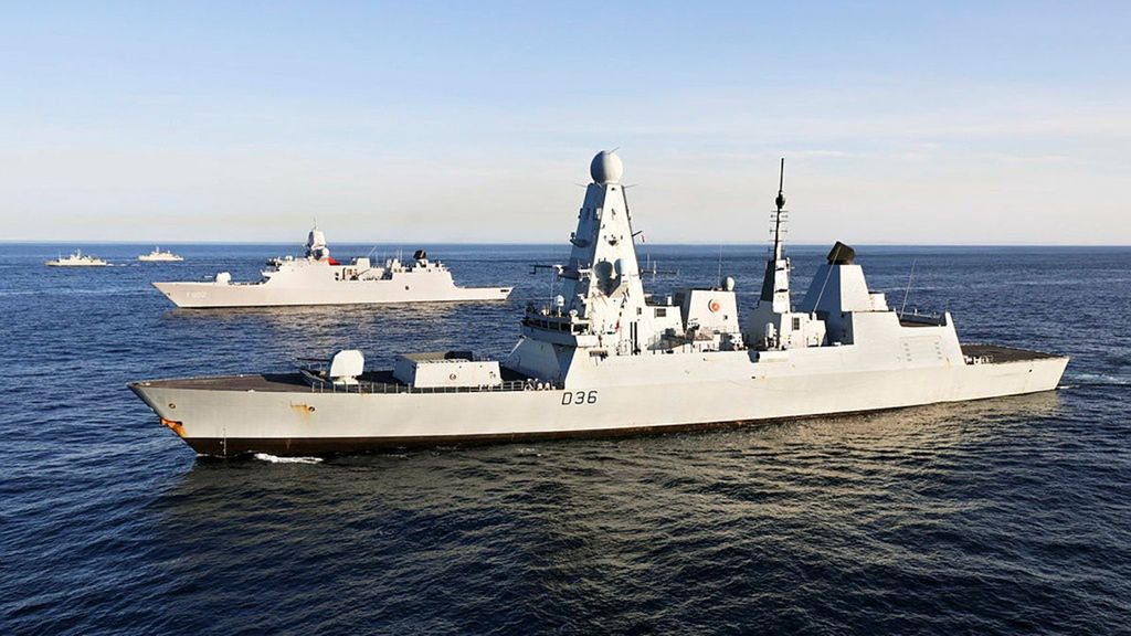 Niszczyciel HMS Defender na pierwszym planie. Wyrzutnie pocisków przeciwlotniczych są umieszczone za osłoną za działem dziobowym, fot. Crown copyright 2023