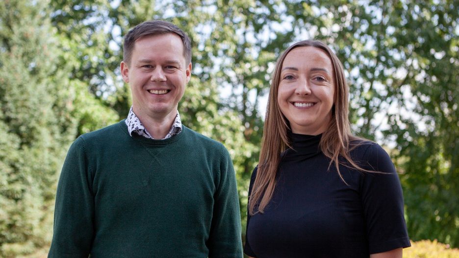 Profesor doktor habilitowany Konrad Szychowski - kierownik Katedry Biotechnologii i Biologii Komórek oraz mgr Urszula Binduga z Katedry Chorób Cywilizacyjnych i Medycyny Regeneracyjnej Wyższej Szkoły Informatyki i Zarządzania