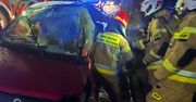 22-letni kierujący fiatem wypadł z jezdni i uderzył w drzewo. Mężczyzna był zakleszczony