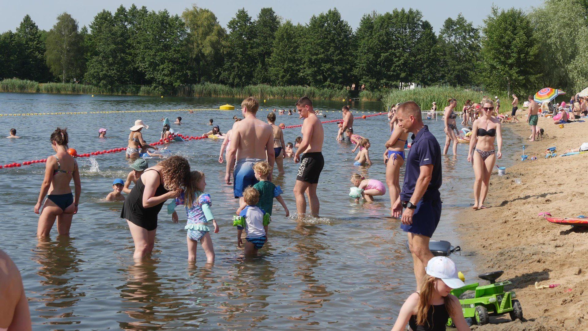 Rekordowe tłumy na kąpielisku Glinianki we Wrocławiu