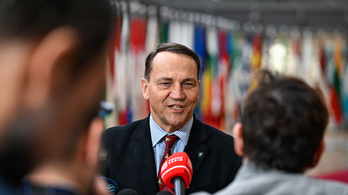 Bruksela, Belgia, 29.01.2026. Wicepremier, Minister Radosław Sikorski rozmawia z mediami po zakończeniu posiedzenia Rady do Spraw Zagranicznych (FAC) w Brukseli, 29 bm. Spotkanie unijnych ministrów spraw zagranicznych dot. m.in. rosyjskiej agresji na Ukrainę, sytuacji na Bliskim Wschodzie oraz Grenlandii. (jm) PAP/Wiktor Dąbkowski