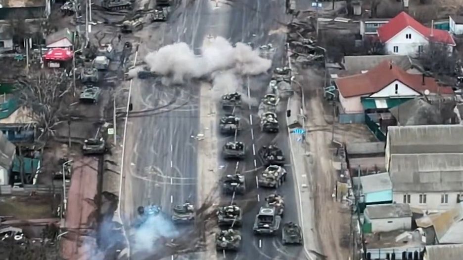 zaatakowana kolumna pancernaUkraina, 10.03.2022. Rosyjska kolumna pancerna na Ukrainie zaatakowana przez si�y ukrai�skie, 10 bm. (jm) PAP/Si�y Zbrojne UkrainySi�y Zbrojne Ukrainyczo�g, czo�gi, czo�g�w, dron, dronowa, kolumna, z drona, zaatakowana