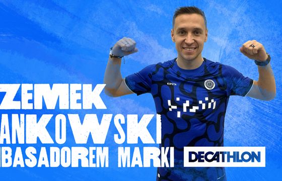 Piłkarz Przemysław Frankowski ambasadorem Decathlonu