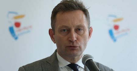 Paweł Rabiej wyjechał za granicę bez zgody. Jest decyzja o dymisji. Ostry komentarz Trzaskowskiego