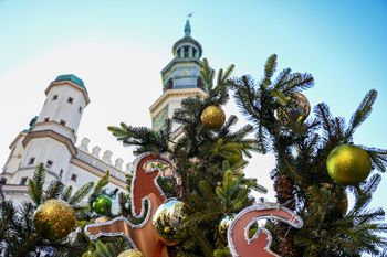 Poznań: Trwa montaż iluminacji świetlnych. Na Starym Rynku pojawi się choinka