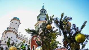 Poznań: Trwa montaż iluminacji świetlnych. Na Starym Rynku pojawi się choinka