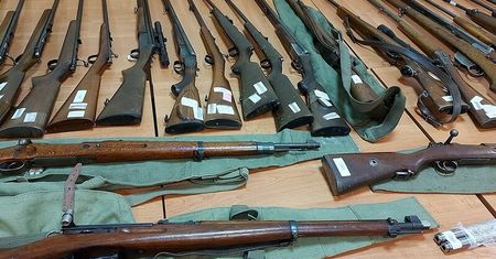 Policjanci CBŚP rozbili gang handlujący bronią. Zatrzymano 7 osób