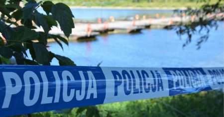 Alarm o świcie. Ciało dryfowało w wodzie. Makabryczne odkrycie na Mazurach