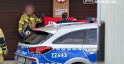 Na chodniku przed blokiem w Ząbkach znaleziono ciało kobiety. Na miejscu pracuje policja pod nadzorem prokuratora