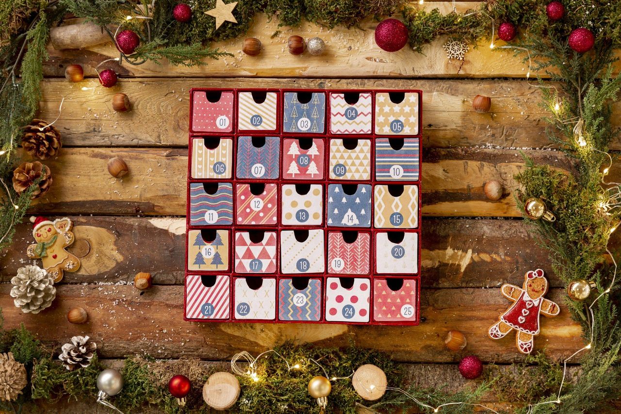 Kalendarze adwentowe z kosmetykami 2025. Hity, trendy i najlepsze okazje przed świętami