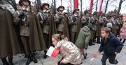Rzeszów: Obchody Święta Niepodległości. Tłumy mieszkańców pod pomnikiem Piłsudskiego
