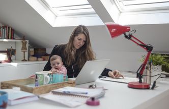 Zasiłek opiekuńczy przedłużony. Sprawdź, do kiedy będzie wypłacane świadczenie