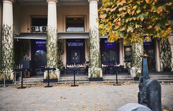 Netflix promuje "Wednesday" w popularnym warszawskim bistro