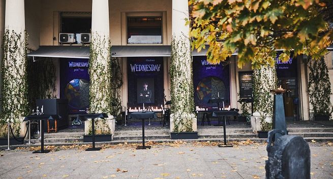 Netflix promuje "Wednesday" w popularnym warszawskim bistro