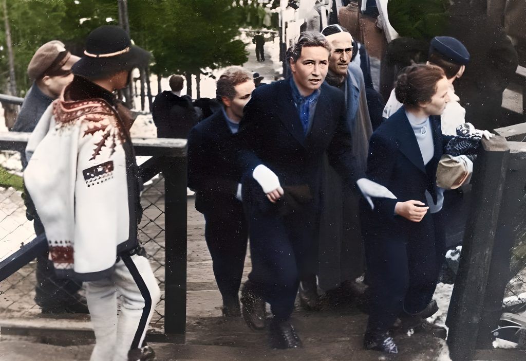 Publiczność w drodze na zawody. Wśród młodych dziewczyn pośrodku widoczna narciarka Helena Marusarzówna. fot. Narodowe Archiwum Cyfrowe/domena publiczna/koloryzacja AI