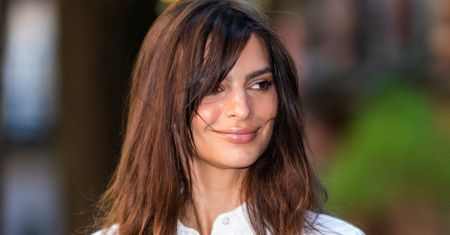 Emily Ratajkowski w pięknej stylizacji na jesień. Wystarczą trzy elementy, aby ją odtworzyć