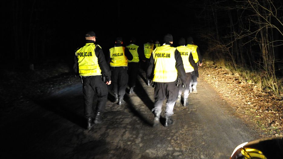 ob�awa policyjna
Czermnica/Trzechel, 04.03.2017. Policyjna ob�awa na porywaczy, w lesie mi�dzy Czermnic� a Trzechelem, w nocy z 3 na 4 bm. 12-letnia dziewczynka zosta�a porwana w Golczewie (woj. zachodniopomorskie), kiedy wraca�a do domu. Dziewczynka zosta�a odnaleziona w lesie, w porzuconym przez porywaczy samochodzie. Obecnie znajduje si� pod opiek� lekarzy. Policja poszukuje dw�ch m�czyzn, w tym kierowcy niebieskiego Daewoo Tico, kt�rzy prawdopodobnie s� sprawcami uprowadzenia. (mb/mr) PAP/Marcin Bielecki
Marcin Bielecki
12-latka, daewoo tico, dziewczynki, las, ob�awa, policja, porwanie, porywacze