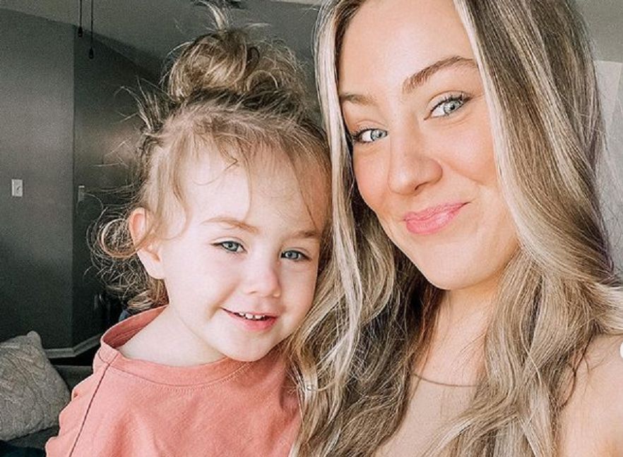 Bailey prowadzi córkę na smyczy