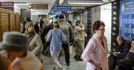 "Można gasić światło". Ekspert o fatalnej sytuacji w NFZ