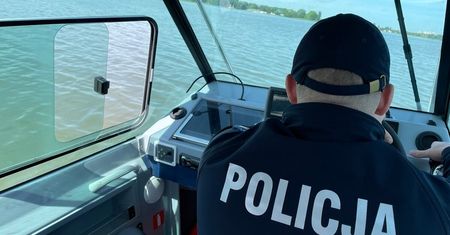 Policjanci wrócili nad Zalew Zemborzycki. W patrolach korzystają z łodzi i rowerów elektrycznych