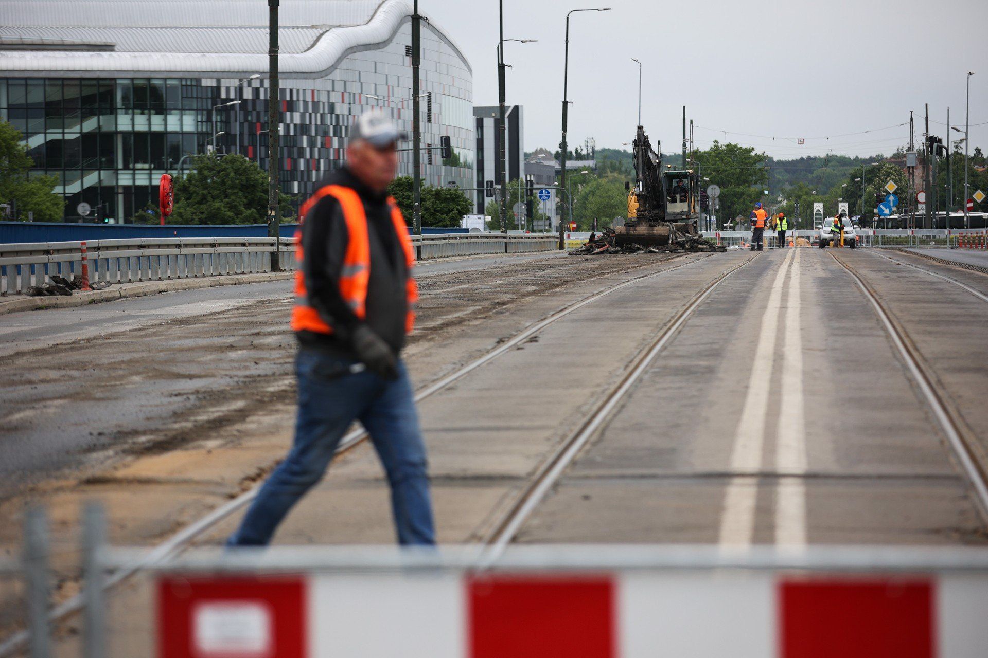 Istotną rolę odgrywa tu sektor budowlany, gdzie inwestycje mieszkaniowe i infrastrukturalne generują stałą potrzebę zatrudnienia.