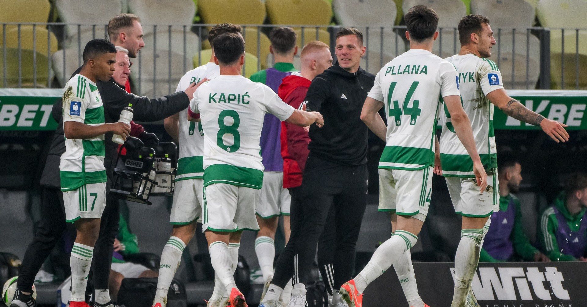 Lechia Gdańsk zatrzymała Johna Carvera, a co z jego asystentem Radosławem Bellą? Klub wciąż negocjuje z Maksymem Chłaniem i Dominikiem Piłą