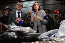 Sprawdzanie paczek Shein w Paryżu