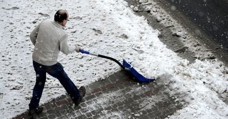 Odśnieżanie chodników. Oto ile kosztuje usługa, która uchroni cię od kary