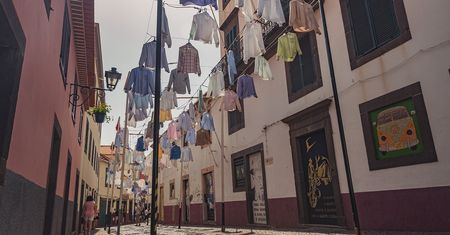 Jakie kolory ubrań najlepsze na upały? Odpowiedź może niektórych zaskoczyć