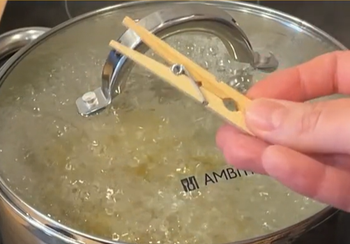 Połóż na garnku. Makaron nie wykipi podczas gotowania