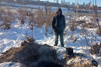 15 lat mieszkał w ziemiance nad Wisłą. Żołnierze zmienili jego życie