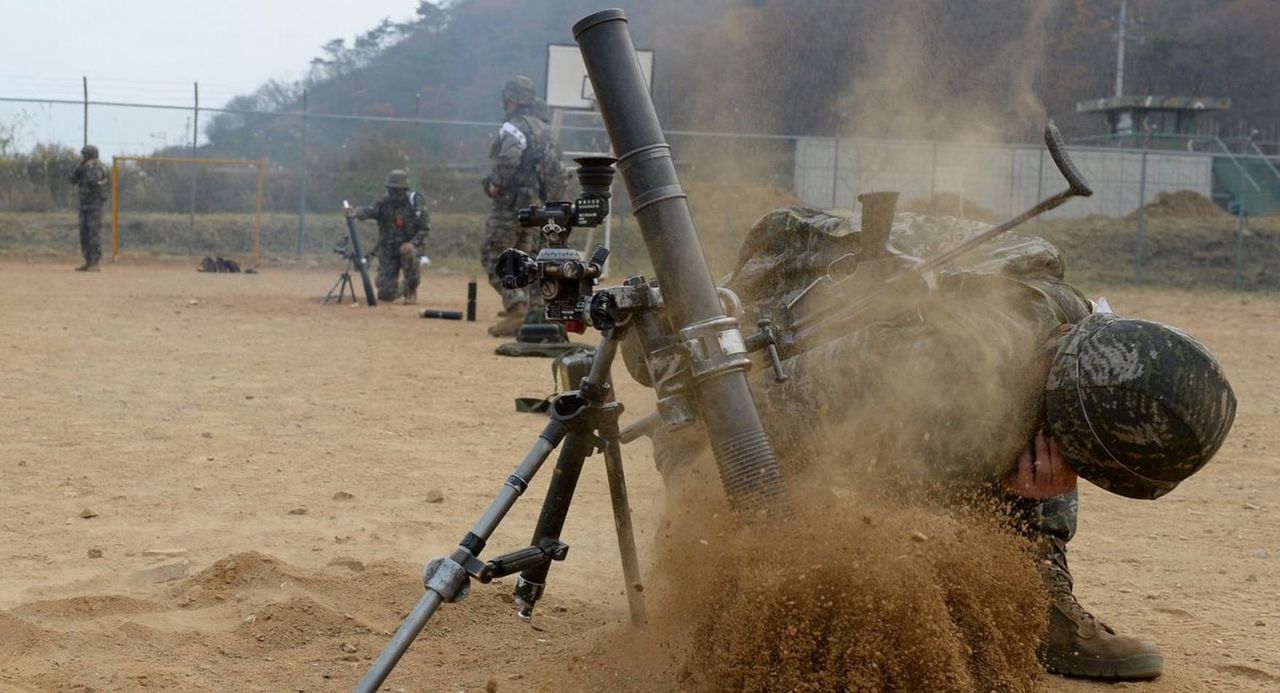 South Korean soldiers with an 81 mm calibre mortar