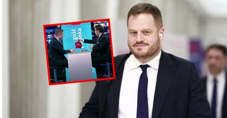 Kuriozalna scena w studiu. Dziennikarz chciał dać posłowi czapkę