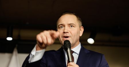 Noclegi Nawrockiego w apartamencie. Polacy reagują w sondażu