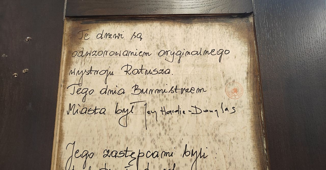 Szczecinek: Trwa wymiana drzwi wejściowych w ratuszu. Ukryto w nich kapsułę czasu