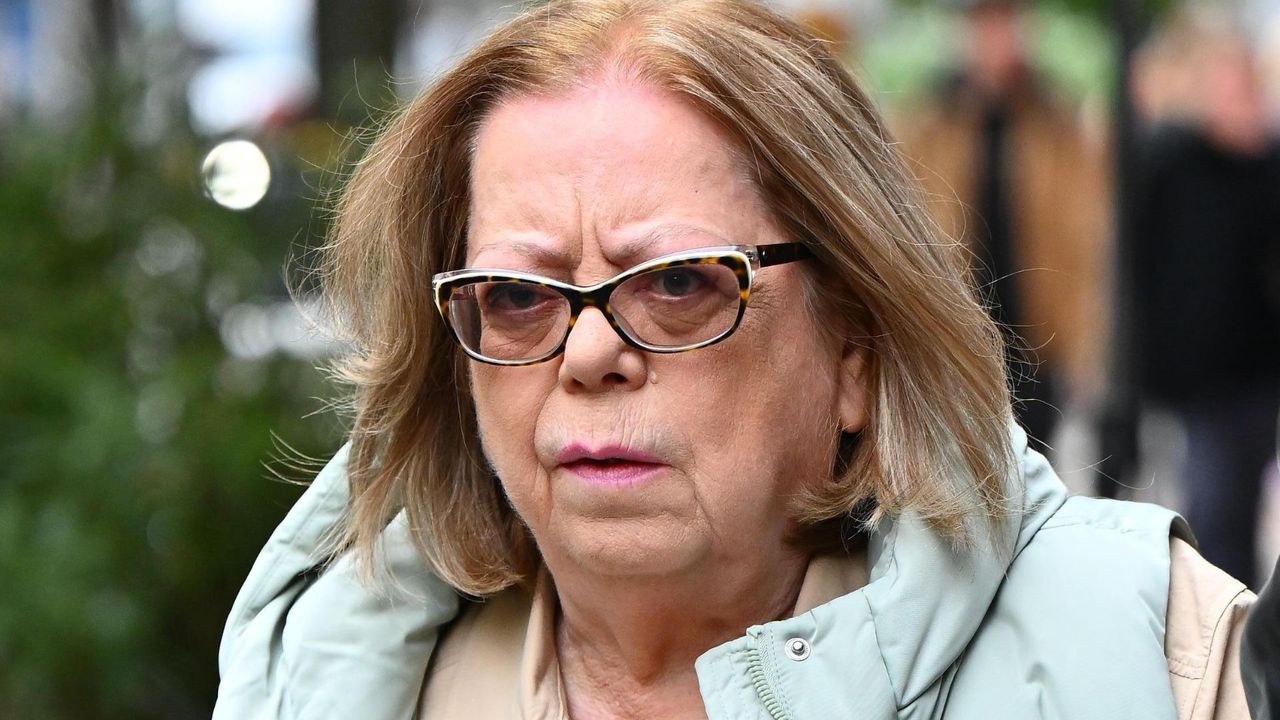 Elżbieta Zapendowska przybyła na wózku inwalidzkim na pogrzeb Soyki. Ma problem ze wzrokiem. "Żadna operacja mi już nie pomoże"