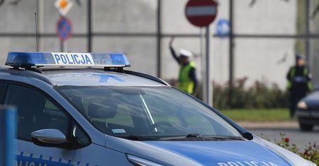 Policja uratowała trzylatka. Dziecko stało na parapecie na drugim piętrze