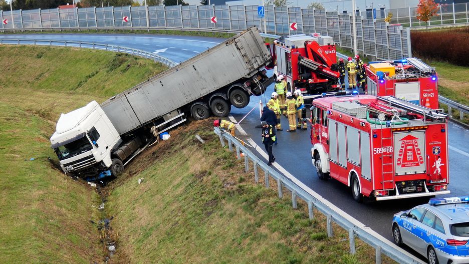 Ciężarówka wjechała do rowu. Trasa S8 zablokowana
