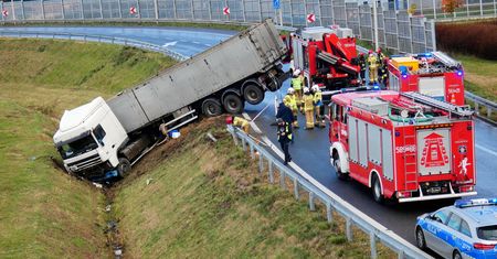 Ciężarówka wjechała do rowu. Trasa S8 zablokowana
