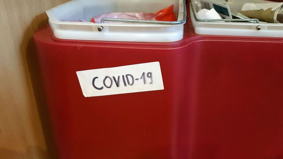 Koronawirus w Polsce. Zawiercie. Napisy COVID-19 na koszach na śmieci przed domami chorych (zdj. ilustracyjne)