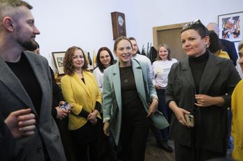 Limuzyna minister kultury na ścieżce rowerowej. Interweniowała policja