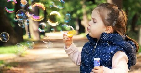 Modna młoda dama! Jak ubrać dziewczynkę na wiosnę 2025?