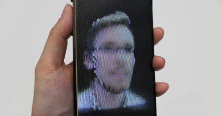 Poznaj HoloFlex - elastyczny wyświetlacz 3D