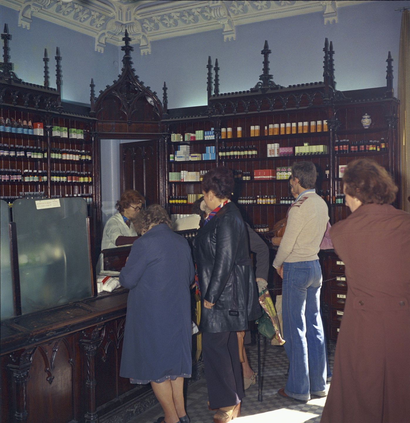 Warszawa 16.10.1977. Wnętrze założonej w 1851 roku Apteki Gotyckiej przy ul. Nowy Świat 18/20