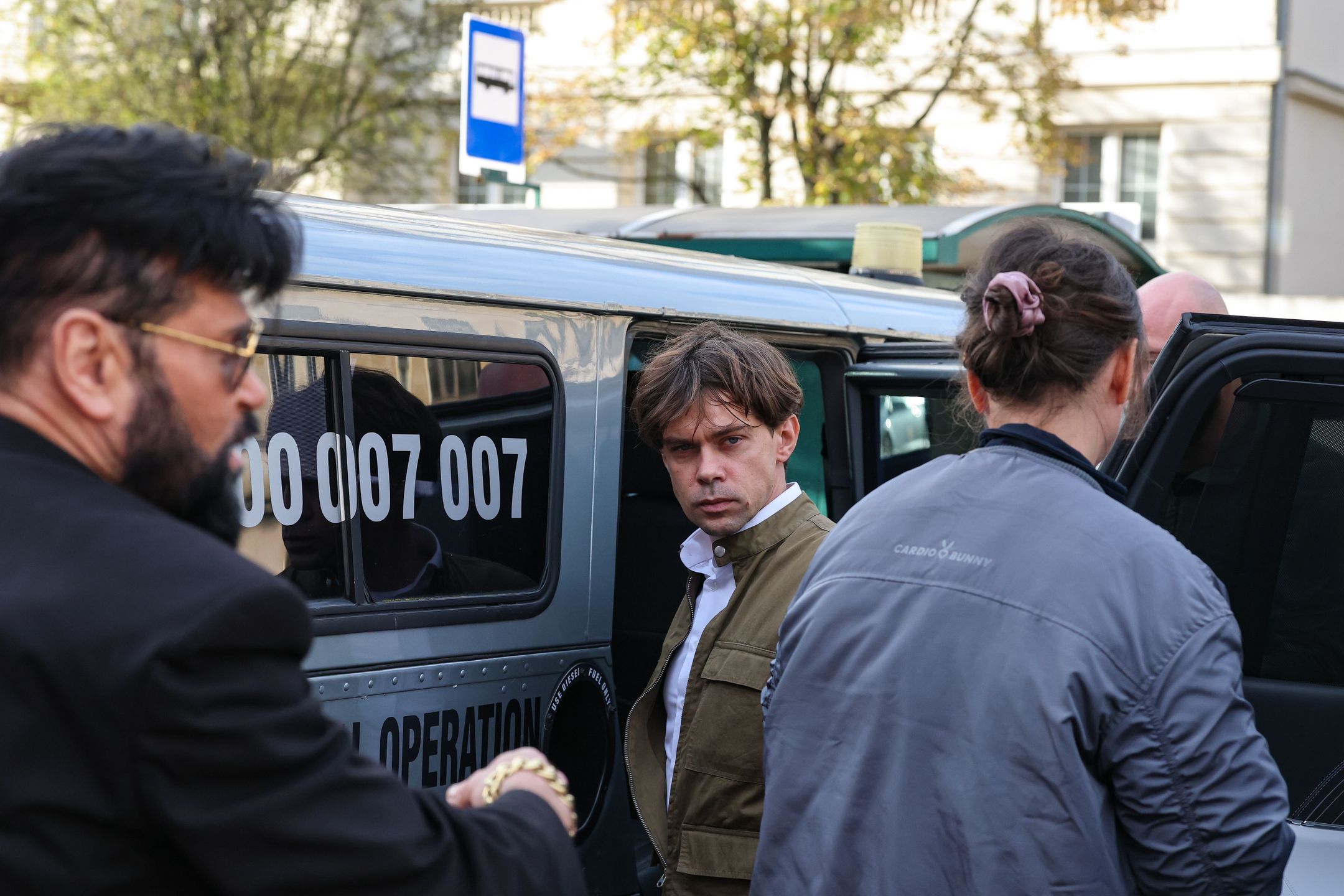 Łódź, 11.10.2026. Poseł Michał Kołodziejczak (2P) oraz detektyw Krzysztof Rutkowski (L) po opuszczeniu Delegatury Agencji Bezpieczeństwa Wewnętrznego w Łodzi, 11 bm. Kołodziejczak stawił się w łódzkiej placówce ABW w związku w wysuwanymi przez jego byłe współpracownice oskarżeniami o przemocowe, agresywne zachowania oraz nakłanianie do zażywania narkotyków. Władze parlamentarnego klubu KO zawiesiły Michała Kołodziejczaka w prawach członka. (jm) PAP/Marian Zubrzycki